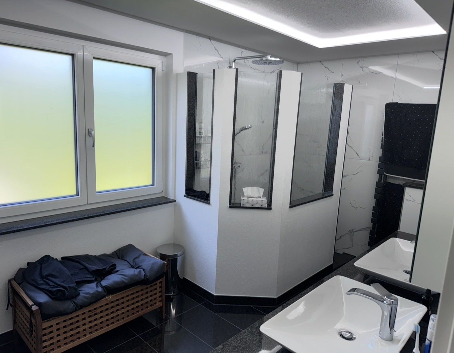 Fertige gemauerte Dusche mit Glaselementen